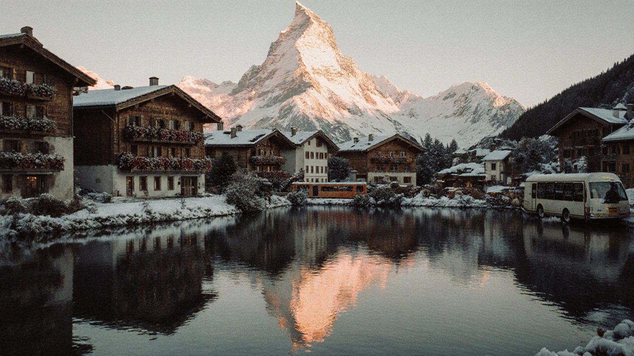 Đỉnh Matterhorn phản chiếu trên hồ Stellisee vào buổi sáng với ánh nắng hồng cam.