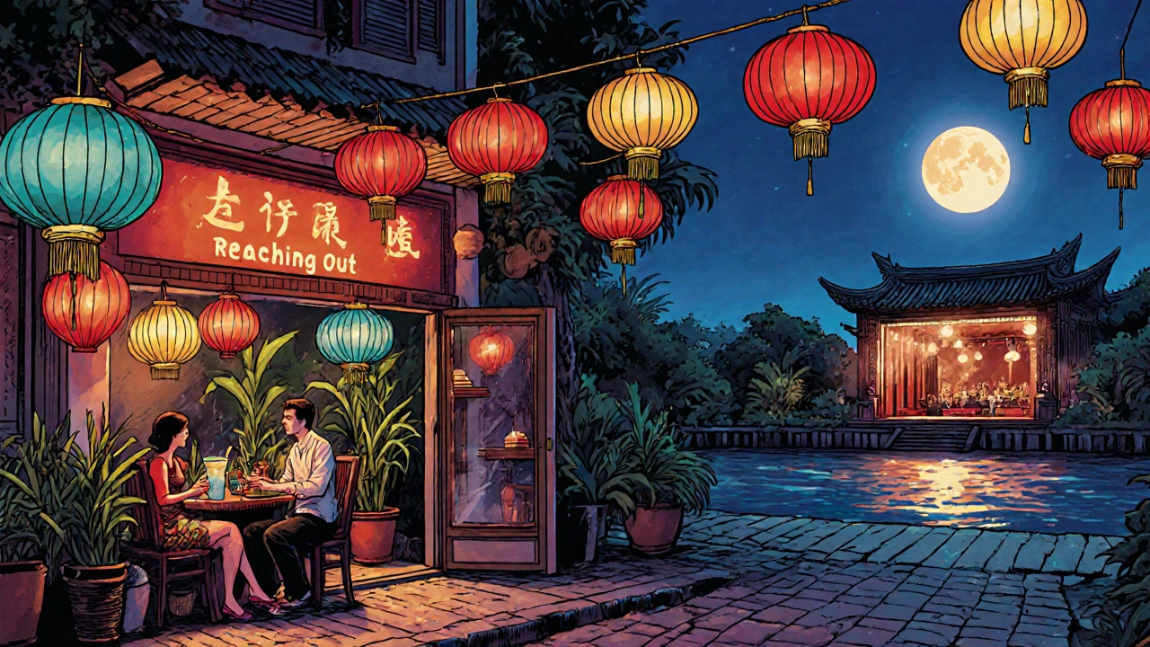 Đường phố Hội An ban đêm, đèn lồng rực rỡ, khách uống nước mía tại quán cafe bên sông.