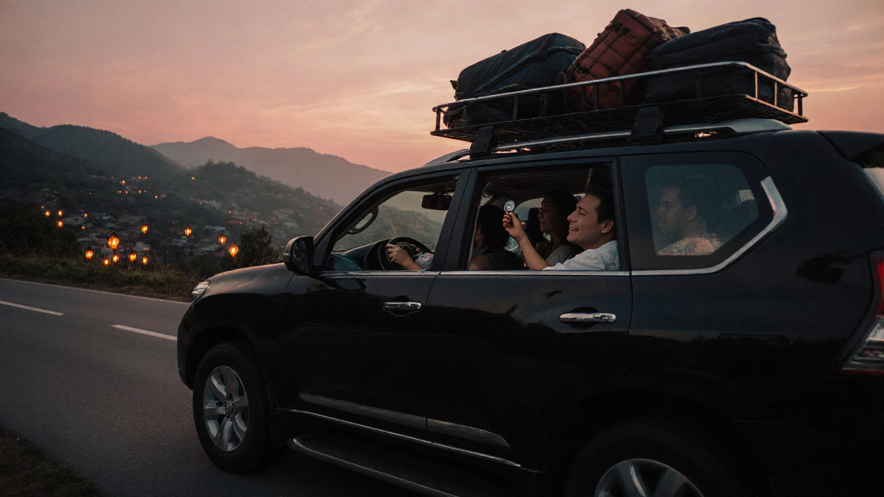 Nhóm khách lái xe SUV trên con đường núi, hướng tới Đà Bắc trong hoàng hôn.