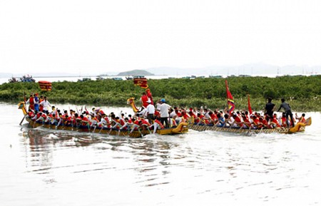 Lễ hội đua thuyền tại Quan Lạn